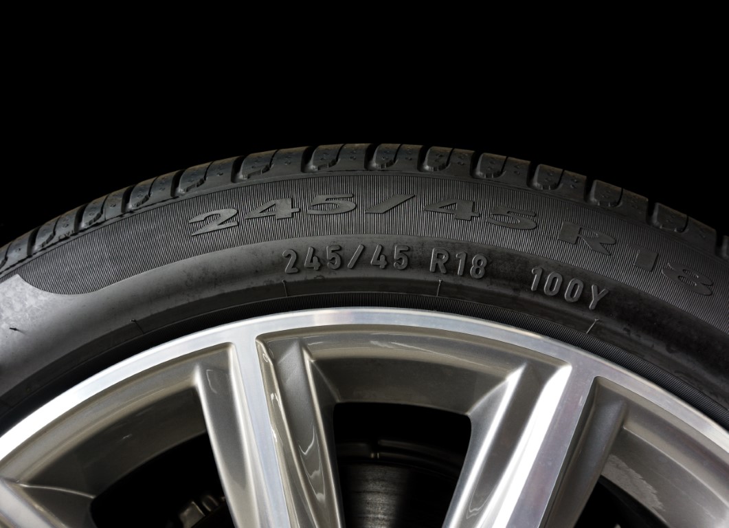 Les principales informations visibles sur la tranche d'un pneu